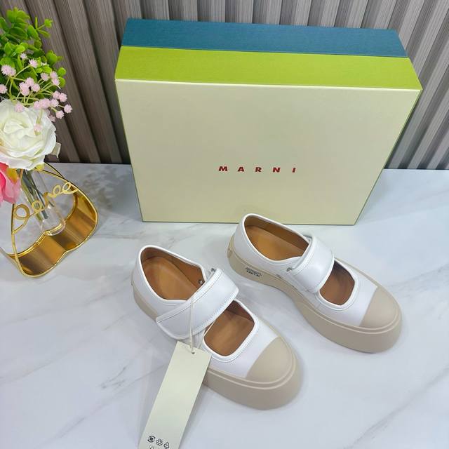 Marni 新品 全新设计风格，原版定制，大气时尚 面料 牛皮 内里 牛皮 鞋底 原版原色橡胶大底 优雅风格 创造不一样的感觉 专柜包装 简约气质款式！ Sho